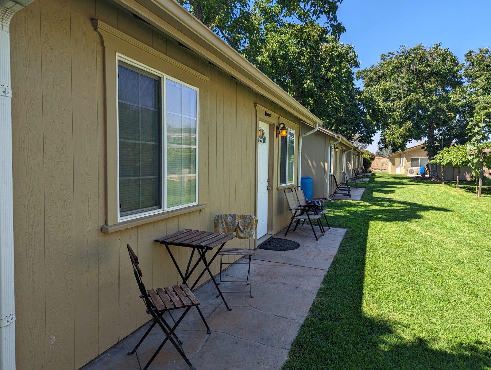 The row of Hauli cabins with their little patios along the lawn